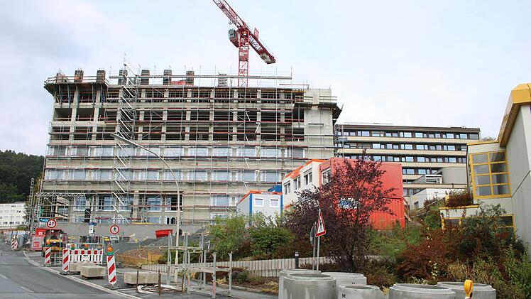Der SPD-Kreistagsfraktion geht es bei ihrem Antrag vor allem um das Klinikum Kulmbach (im Bild) und die Sparkasse Kulmbach-Kronach.Archivfoto: Stefanie Gleixner
