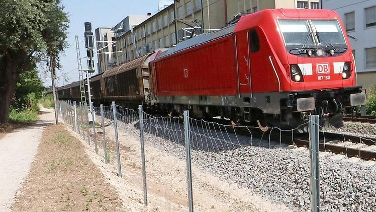 Die Bahn hat den neu angelegten Weg mit einem Zaun gesichert. Im November wird der Weg dem Gleis-Bau weichen.  Foto: Josef Hofbauer