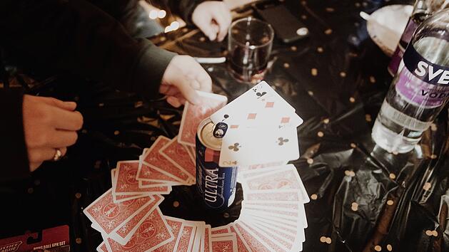 Die besten Trinkspiele: Beerpong, Looping Louie, Klattschen & Co.