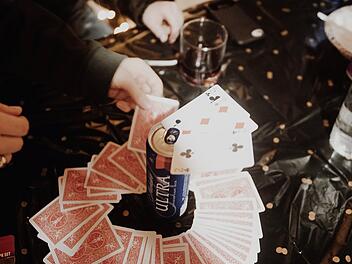Die besten Trinkspiele: Beerpong, Looping Louie, Klattschen & Co.
