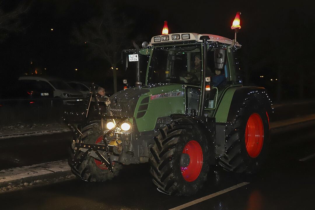 In Kulmbach durfte die beliebte Lichterfahrt der Traktoren stattfinden.