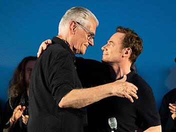 Bei der Premiere wurde es noch einmal emotional. Michael "Bully" Herbig (rechts) verabschiedete Sky du Mont.