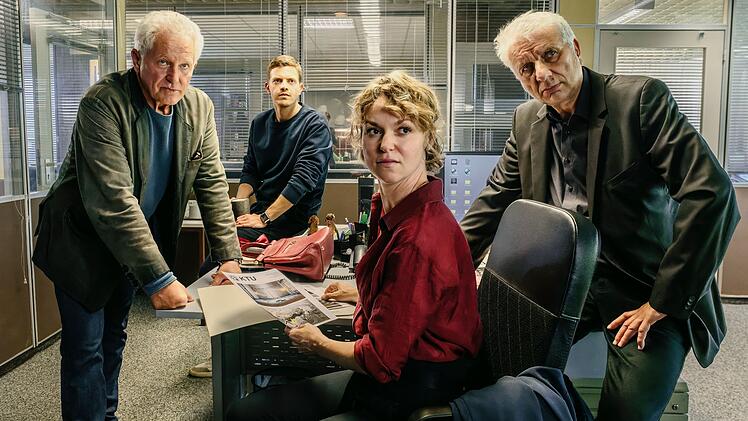 Kriminalhauptkommissar Ivo Batic (Miroslav Nemec, links), Kriminaloberkommissar Kalli Hammermann (Ferdinand Hofer, zweiter von links) und Kriminalhauptkommissar Franz Leitmayr (Udo Wachtveitl) freuten sich &uuml;ber den &Uuml;berraschungsbesuch ihrer ehemaligen Kollegin Christine Lerch (Lisa Wagner).