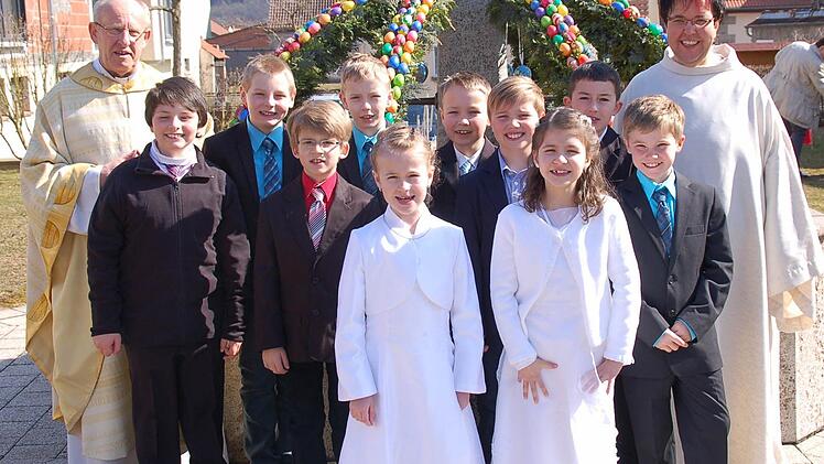 Die heilige Kommunion feierten in Burglauer (in alphabetischer Folge): Jamiro A. Barthelmes, Carlos Hahn, Pavel Kriger, Tom Raschert, Louis Schwab, Katharina Voll, Michael Wottschel (Burglauer), Benedikt Back sowie Annelyn und Nick Wehner (Reichenbach).  Foto: Manfred Mellenthin