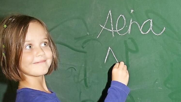 Alina Hildner (7) kann ihren Namen schon perfekt schreiben, schließlich kommt sie in wenigen Tagen in die zweite Klasse.