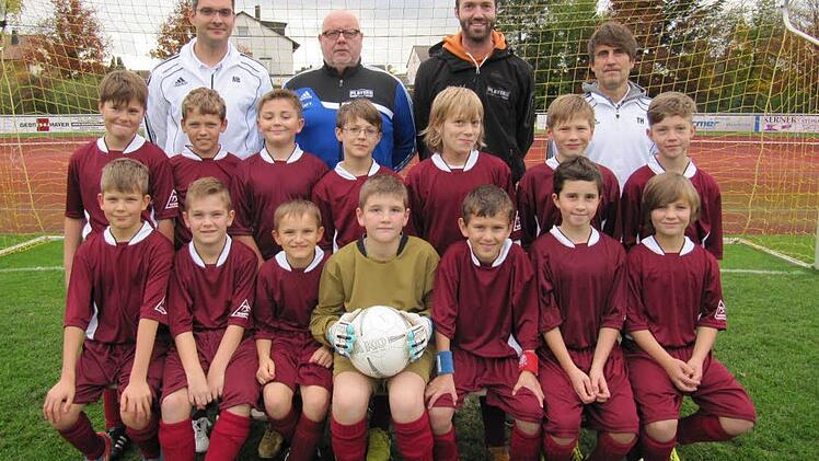 Trainer Karl Vollert (hinten, Mitte) sponserte seinen Jungs von der E-Jugend neue Trikots; hinten links TSV-Vorsitzender Norbert Böhmer, hinten von rechts Fußball-Abteilungsleiter Thomas Heublein und Betreuer Bernd Eiermann