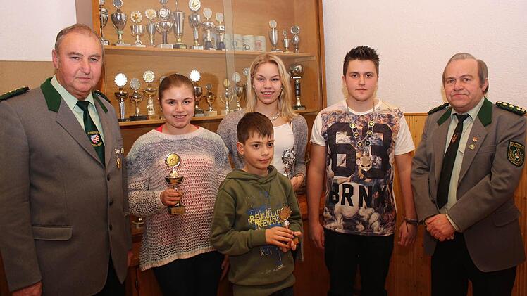 Stolz auf ihre Jugendschützen (v. l.): 2. Jugend- Robin-Hood Milena Albert, 1. Jugend-Robin-Hood Jonah Straub, 3. Jugend-Robin-Hood Tina Albert, Jugend-König Jonas Schmitt. Schützenmeister Gerd Schmitt (l.) und Ehren-Schützenmeister Albert Schmitt (r.) gratulierten. Foto: Arnold Nöth