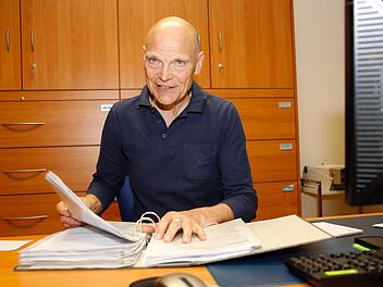 Georg Knoblach ist Vorsitzender des ärztlichen Kreisverbandes Bamberg. Er weiß: In der Medizin geht nichts ohne Bürokratie - erst recht nicht, wenn es um Studien geht. Foto: Matthias Hoch
