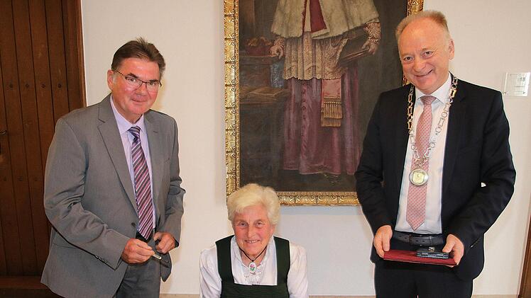 Eintrag ins Goldene Buch: von links: Bruno Schäfer, Elisabeth Lenhardt  und  Bürgermeister Helmut Blank. Foto: Dieter Britz