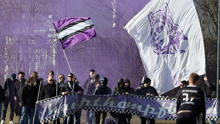 Der rundweg positive Eindruck w&auml;hrend des Bezirksliga-Schlagers wurde allein durch das Verhalten des Bamberger Ultra-Fanblocks getr&uuml;bt, der schon bei Eintreffen mit B&ouml;llern gr&uuml;&szlig;te und w&auml;hrend des Spiels trotz Ordner- und Polizeieinsatz Pyros abbrannte.