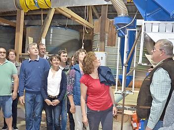 Biolandwirt Peter Heller (rechts) führt durch seine selbst geschaffene Getreidereinigungsanlage, dank der er mittlerweile die größten Biohändler Deutschlands zu seinen Kunden zählen darf. Foto: Karl-Heinz Hofmann