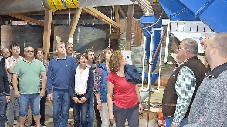 Biolandwirt Peter Heller (rechts) führt durch seine selbst geschaffene Getreidereinigungsanlage, dank der er mittlerweile die größten Biohändler Deutschlands zu seinen Kunden zählen darf. Foto: Karl-Heinz Hofmann