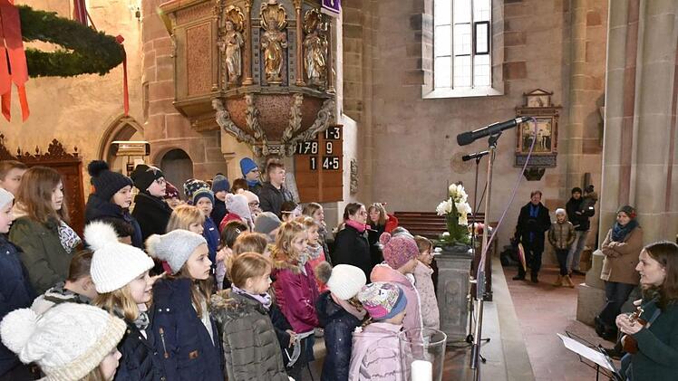 Mit viel Freude sangen die Kinder der Regiomontanus-Grundschule in der Marienkirche ihre Weihnachtslieder, wofür sie von den Zuhörern viel Beifall erhielten