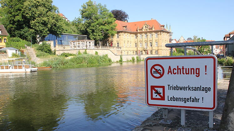 Abstand halten: Ab Höhe der Fähre für Fußgänger und Radfahrer wird’s für Schwimmer in Bamberg sehr gefährlich.