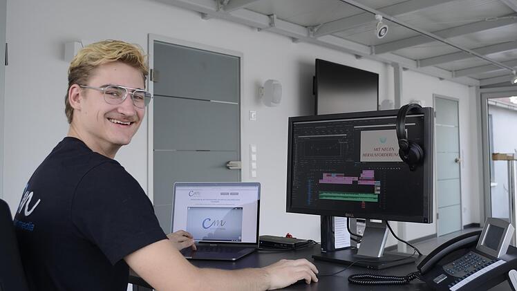 Veranstaltungstechniker im "Home-Office": Azubi Leon Genth arbeitet jetzt am Computer statt an der Bühne.