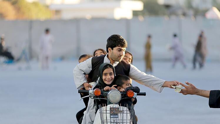 Ein Familienvater in Kandahar, Afghanistan, m&ouml;chte 2013 seinen Kindern einen unbeschwerten Tag erm&ouml;glichen.