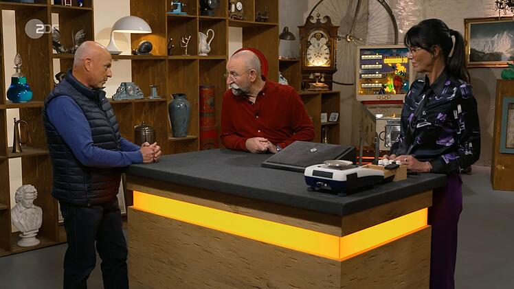 "Ein sehr sch&ouml;nes Schmuckst&uuml;ck", fand Horst Lichter. Gebannt lauschte der "Bares f&uuml;r Rares"-Moderator der Geschichte des Verk&auml;ufers: "Die Brosche, die habe ich so ungef&auml;hr 40 Jahre, seitdem ich studiert habe", erz&auml;hlte Michael aus Celle.