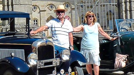 Georg und Uschi Weikert zwischen den Oldtimern vor Schloss Weissenstein in Pommersfelden.