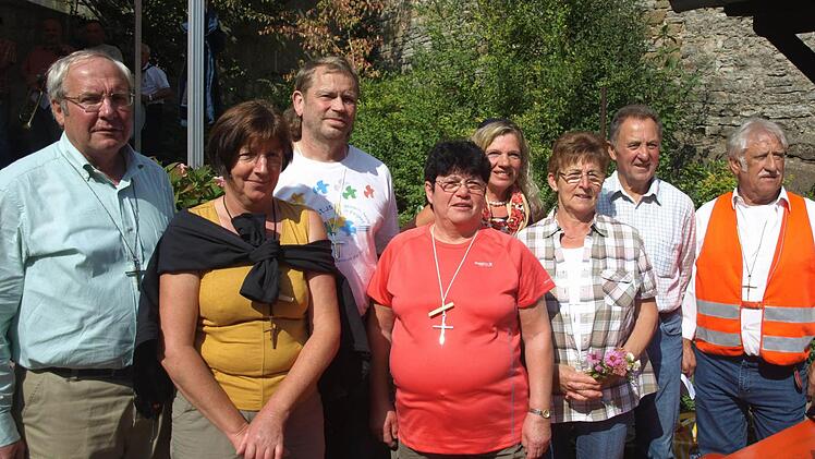 Wallfahrtsführer Otmar Seidl (rechts) und sein Stellvertreter Otmar Lutz (links) freuen sich mit  (weiter von links)  Monika Nöth (40 Jahre), Günther Gößmann-Schmitt, Maria Werner, Angelika Schmitt sowie Elisabeth und Winfried Kleinhenz (alle 25 Jahre).  Fotos: Stefan Geiger