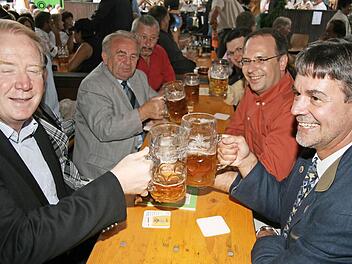 Bereits beim Kronacher Freischießen hatte Hans Michelbach (links) gut gelaunt mit dem Bürgermeister von Steinwiesen, Gerhard Wunder (rechts), angestoßen. Und auch gestern Abend dürfte den beiden CSU-Politikern zum Feiern zumute gewesen sein. Foto: FT