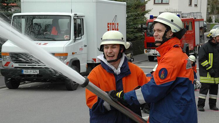 Kein Nachwuchsmangel. Benedikt Schmitt und Manuel Thurn bei der Prüfung zur "Deutschen Jugendflamme in Gold". Fotos: Peter Klopf