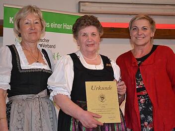 Rosi Kraus übergibt im Beisein von Kreisbäuerin Heidi Bauersachs (links) an Hilde Scheler die Ehrenurkunde zum 25. Jubiläum des Landfrauenchores. Fotos: Gabi Bertram