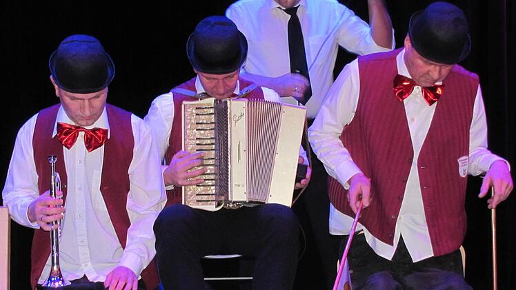 Jürgen Fischer, Michael Schubart und Michael Franke vom Sonneberger "Kuckuck" als Spieluhr.