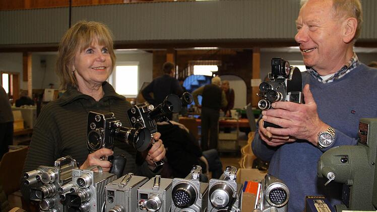 1050 Filmkameras bestimmten das Angebot von Brigitte Anderle aus Cadolzburg und Roland Schmidt aus Zirndorf.  Foto: Gerda Völk