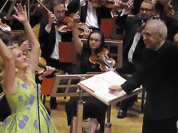 Simone Kermes tanzt Verdi - und Lawrence Foster staunt. Fotos: Ahnert