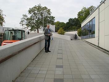 Über die Sommerferien wurden die Auffahrrampen zur Wallburg-Realschule in Eltmann saniert. Bürgermeister Michael Ziegler zeigte dem Bauausschuss am Montag das Ergebnis. Foto: Sabine Weinbeer