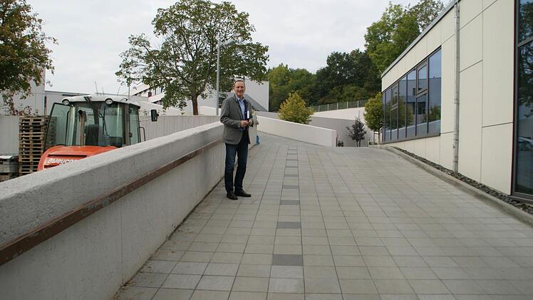 Über die Sommerferien wurden die Auffahrrampen zur Wallburg-Realschule in Eltmann saniert. Bürgermeister Michael Ziegler zeigte dem Bauausschuss am Montag das Ergebnis. Foto: Sabine Weinbeer