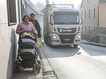 Viel Platz steht den Fußgängern entlang der B 303 im Ortszentrum von Stadtsteinach nicht zur Verfügung. Begegnen sich zwei Lastwagen, sind sie oft gezwungen, die Gehwege zu überfahren. Fotos: Barbara Herbst