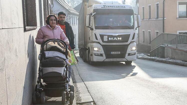 Viel Platz steht den Fußgängern entlang der B 303 im Ortszentrum von Stadtsteinach nicht zur Verfügung. Begegnen sich zwei Lastwagen, sind sie oft gezwungen, die Gehwege zu überfahren. Fotos: Barbara Herbst