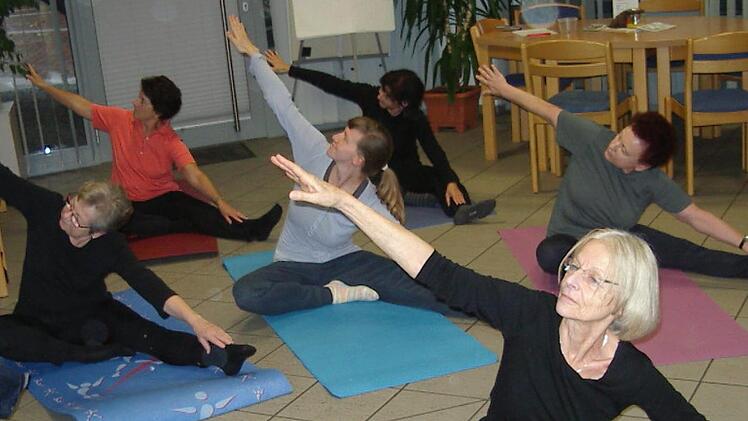 Dienstags treffen sich unter Anleitung von Edda Schmöe Awo-Treff-Besucher zum gemeinsamen Yoga. Foto: Carsten Höllein