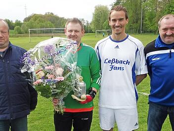 Der ATSV Thonberg verabschiedete seinen Torhüter Stefan Müller (Zweiter von links). Mit im Bild die Vorsitzenden (von links) Gerd Würfel, Markus Häublein und Hans-Dieter Spindler.  Foto: Dieter Wolf