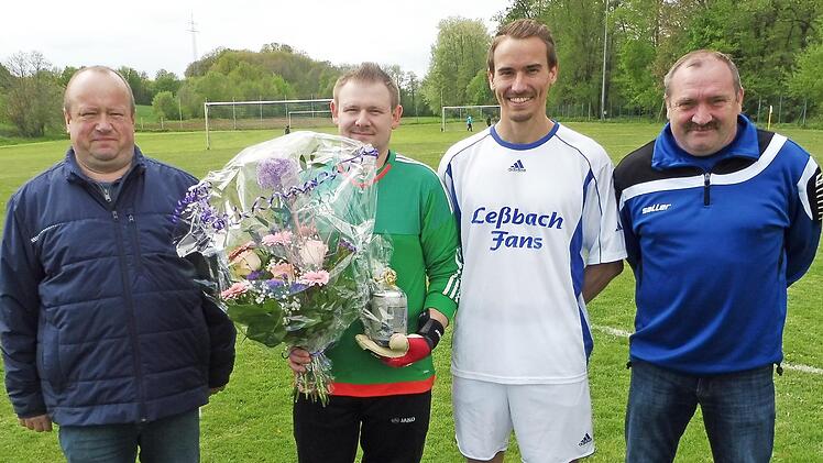 Der ATSV Thonberg verabschiedete seinen Torhüter Stefan Müller (Zweiter von links). Mit im Bild die Vorsitzenden (von links) Gerd Würfel, Markus Häublein und Hans-Dieter Spindler.  Foto: Dieter Wolf
