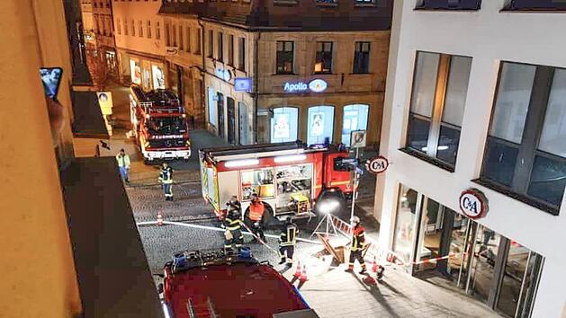Der Wasserrohrbruch in der Grabenstraße beschäftigte  die Feuerwehr am Mittwoch bis 21 Uhr. Foto: Sandra Kienzle