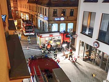 Der Wasserrohrbruch in der Grabenstraße beschäftigte  die Feuerwehr am Mittwoch bis 21 Uhr. Foto: Sandra Kienzle