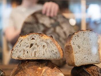 B&auml;ckerei-Vorfall in Erlangen: Mann wirft Bierflasche auf Verk&auml;ufer