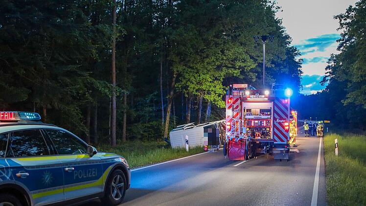 Frontalzusammensto&szlig; auf Staatsstra&szlig;e &ndash; Transporter landet im Graben