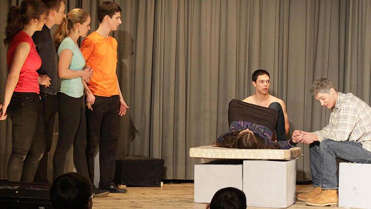 Bruno wird Vater, sein Sohn (Robert Nelkenstock) ist genaus ungewollt wie er einst von seinem Vater