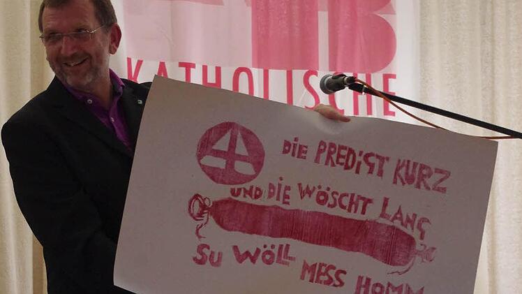 Festredner Eckhard Schneider hatte ein besonderes Jubiläumgsgeschenk dabei.