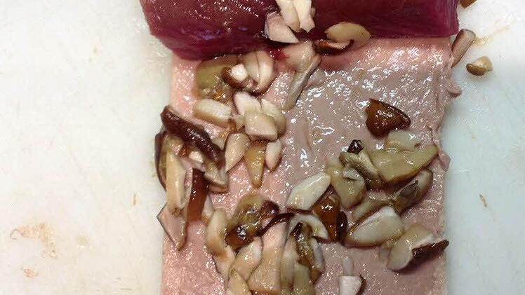 Der Rehrücken wird roh auf den Tramezzini-Mantel gebettet.