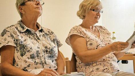 Irene Mück (links) und Theresia Baum verfolgen das Geschehen sowohl auf der Bühne als auch im Skript.  Fotos: Sina Mattheus
