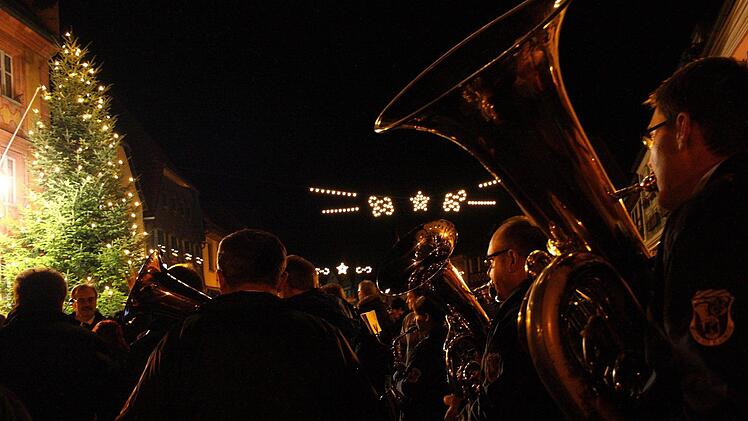 Mit besinnlichen Melodien stimmte die Blasmusik auf den Advent ein. Foto: Stefan Lutter