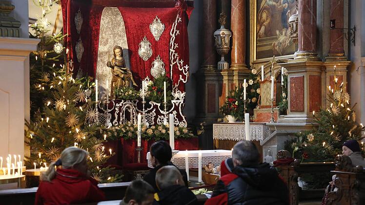 Obwohl Großbaustelle ist die Martinskirche weihnachtlich geschmückt. . . Foto: Matthias Hoch