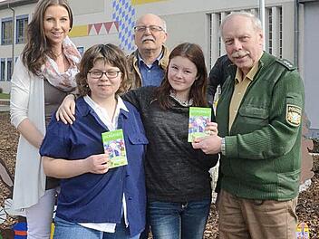 Vanessa Gremer und Sarah Schreibe sind die neuen Schulbuslotsen. Mit im Bild (von links): Alexandra Toll, Wolfgang Köhn und PHK Albert Büttner. Foto: Karl-Heinz Hofmann