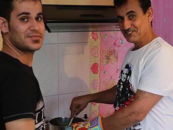 Kochen gehört für dazu für Nabil (l.) und Hazim.