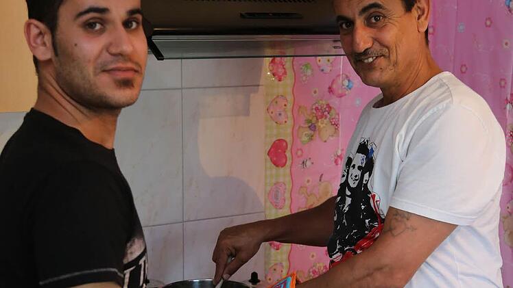Kochen gehört für dazu für Nabil (l.) und Hazim.