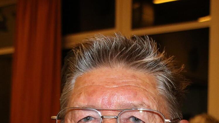 Zufrieden mit der Podiumsdiskussion der Saale-Zeitung ist auch Ewald Kiesel aus Haard: "Meine Wahl-Entscheidung hat's nicht beeinflusst", sagt der 77-Jährige, "aber die Kandidaten haben ihr Bestes gegeben."  Moderatorin Susanne Will habe die wichtigsten Themen angesprochen. Die besten Antworten kamen seiner Meinung nach von Sabine Dittmar, sagt  der treue Stammwähler: "Ich wähle SPD, das weiß jeder", gibt der 77-Jährige offen zu. Seine größte Sorge ist, dass am 24. September zu viele gedanken...